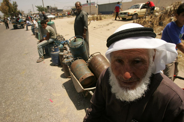 Gaza Strip: Palestinians wait in line to fill gas canisters