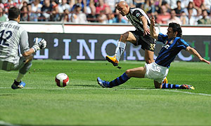 Massimo Maccarone, Siena scores against Inter