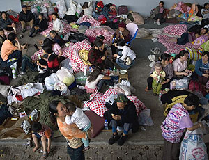 Earthquake refugees take shelter in Mianyang sports stadium
