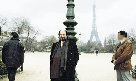 Rushdie with bodyguards